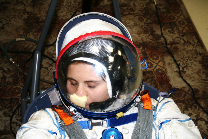 Astronauta con el dispositivo utilizado para rascarse. NASA